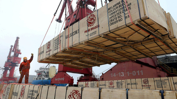 Chinesische Arbeiter im Hafen von Lianzungang: Chinas aktuelle Exportzahlen sind überraschend schwach.