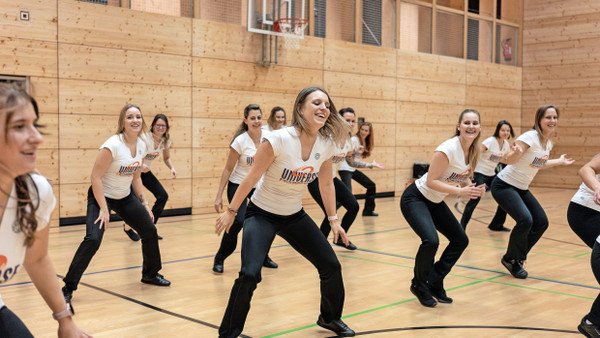 Immer voller Einsatz auch im Training: Den Frankfurt Universe Cheerleaders geht es bei ihrem Sport um Selbstbewusstsein und Teamgeist.