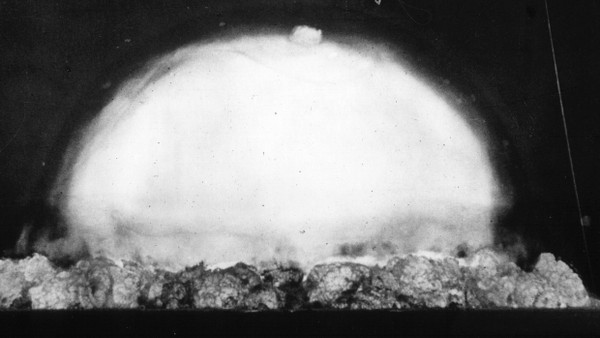 15. Juli 1945, die erste Atombombe der Geschichte explodiert in der Wüste von New Mexico. Der Fallout von Atomwaffentests wäre ein Hauptmarker des Anthropozäns gewesen, da er sich global in Erdschichten nachweisen lässt.