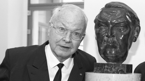 Herbert B. Schmidt am 14.09.2015 neben einer Büste von Ludwig Erhard.