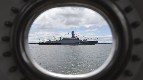 Das russische Kriegsschiff „Serpukhov“ nimmt im Juli 2022 an einer Parade vor der russischen Exklave Kaliningrad teil.