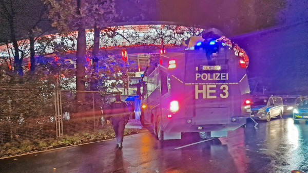 Schweres Gerät: Polizeieinsatz am Samstagabend am Waldstadion.