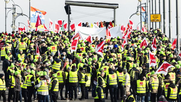 Blockade der Landesgrenze: Streikende auf der Rheinbrücke zwischen Wiesbaden (Hessen) und Mainz (Rheinland-Pfalz)