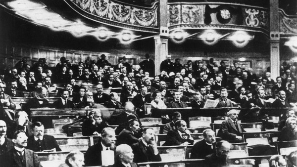 Blick auf die Abgeordneten und die Pressevertreter im Nationaltheater Weimar.