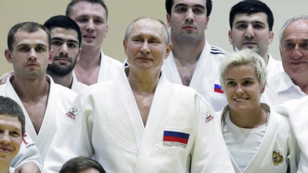 Gruppenbild mit Soldat: Am 14. Februar 2019 trainierte Wladimir Putin mit der russischen Judo-Nationalmannschaft. Rechts hinter ihm – Nijas Iljassow