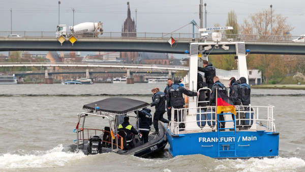 Schwimmender Wechsel: Polizisten bei einer Einsatzübung für die EM auf dem Main nahe der Friedensbrücke