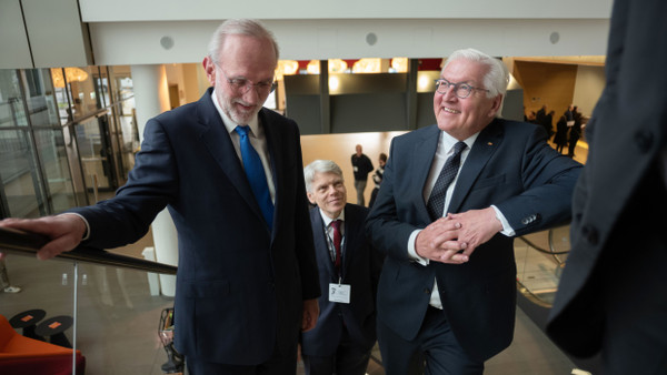 Bundespräsident Frank-Walter Steinmeier gemeinsam mit F.A.Z.-Herausgeber Berthold Kohler beim Kongress "Zwischen den Zeilen".