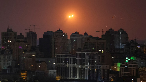 Eine russische Rakete explodiert in der Nacht zum Sonntag am Himmel über Kiew