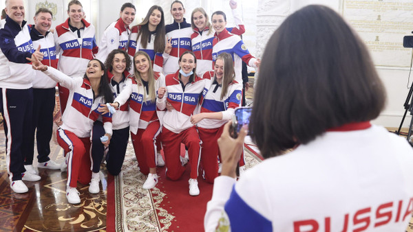 Russische Sportlerinnen und Betreuer im Kreml kurz vor den Olympischen Spielen 2021