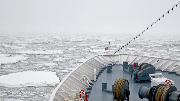 Mythos Nordostpassage: Seit sich die Eisdecke am nördlichen Pol zurückzieht, ist dieser Seeweg für Handelsschiffe im Sommer eisfrei. Für eine kurze Zeit konnten auch Expeditionsschiffe von Hapag-Lloyd Cruises diese befahren.