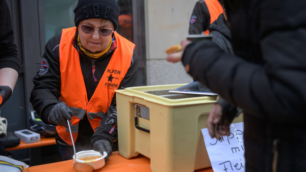 Monika Witt, zweite Koordinatorin der Initiative „Helferfreunde Frankfurt“ verteilt Suppe an Bedürftige.