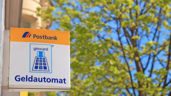 Bislang konnten Kunden auch Geld bei einer der noch 1800 Postbank-Partneragenturen abheben. Die schafft die Deutsche Bank aber ab.