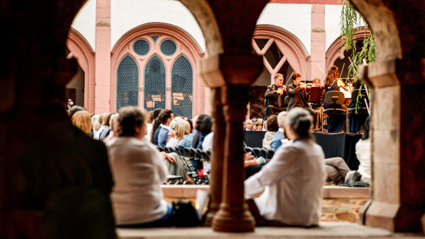 Idyllisch: Das Kloster Eberbach zählt zu den Hauptspielstätten des Festivals. Hier ein Blick in den Kreuzgang bei einem Konzert im August 2022.