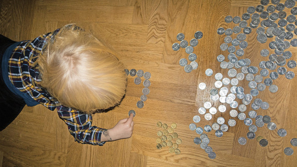 Hier zählt ein Junge zwar schwedische Kronen und keine Euros, aber die Finanzbildung ist überall wichtig.