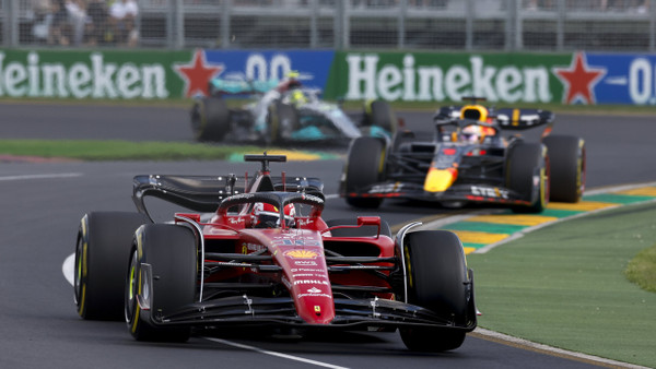 Abgehängt: Max Verstappen kann Charles Leclerc im Ferrari nicht folgen.