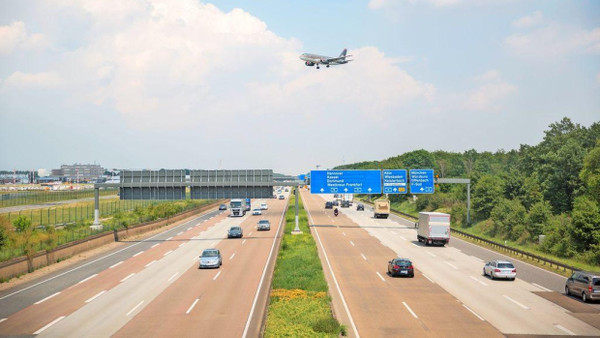Viel los auf der Autobahn A5 am Frankfurter Flughafen: Für fossilfreie Mobilität braucht es mehr als nur Elektroautos.