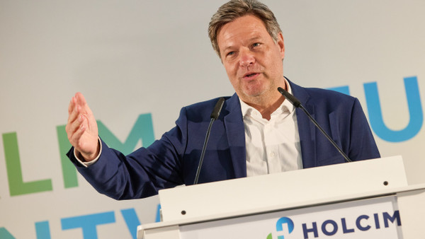 Bundeswirtschaftsminister Robert Habeck (Grüne), spricht am 22.04.2024 in Lägerdorf in Schleswig-Holstein.