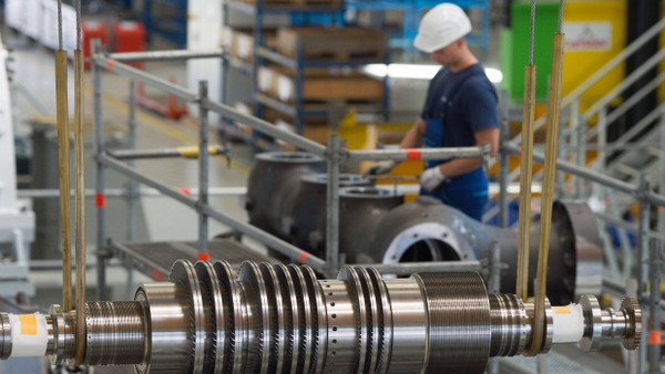 Ein Arbeiter steht in einer Montagehalle des Siemens-Turbinenwerks.