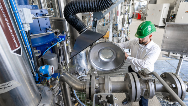 Ein Mitarbeiter eines Chemieunternehmens in Sachsen-Anhalt wirft einen Blick in eine Emulsionslinie.