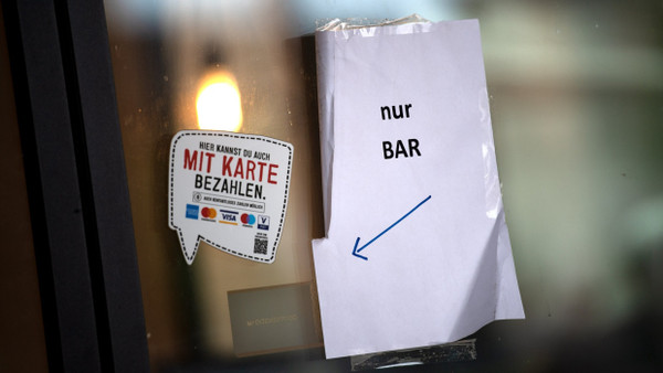 „Nur Bar“ steht auf einem Schild am Eingang eines Geschäfts in Bremen. Die Probleme mit Kartenzahlungen in vielen Geschäften halten an.