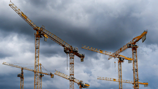 Die Kosten steigen: Bauunternehmen rechnen nach einer neuen Umfrage auch mit höheren Personalausgaben.