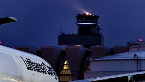 Ein Frachtflieger der Lufthansa Cargo auf dem Vorfeld des Frankfurter Flughafens.