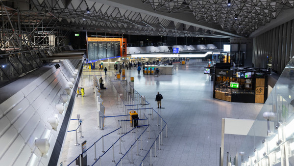 Ein gewohntes Bild in den vergangenen Wochen: Leere Abflughallen am Frankfurter Flughafen.