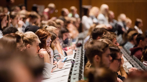 Im Hörsaal müssen Studenten nur zuhören. Doch wenn direkte Interaktion mit Dozenten ansteht, werden manche unsicher.