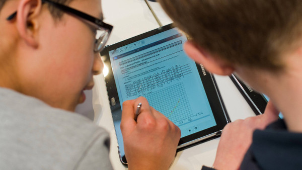 Noch eine Seltenheit: Nur eine Minderheit der deutschen Schüler kann im Unterricht am Tablet arbeiten.