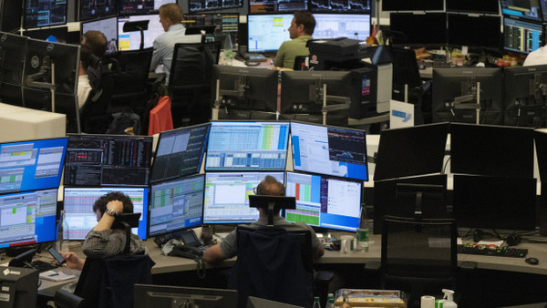 Aktienhändler sitzen vor ihren Monitoren im Handelssaal der Deutschen Börse