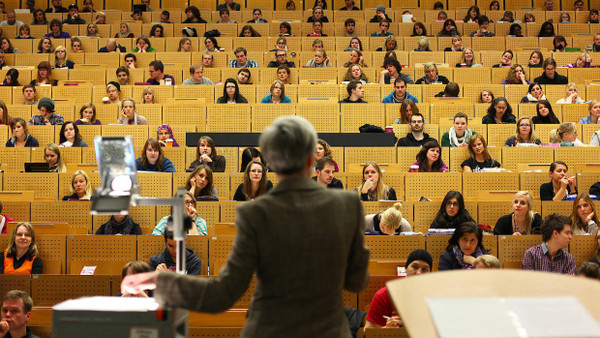 Eine Professorin hält in einem Hörsaal der Ruhr-Universität in Bochum