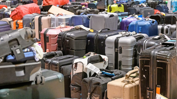 Transport mit Verlustrisiko: Riesige Mengen an Koffern werden Tag für Tag von Flughafen zu Flughafen befördert.