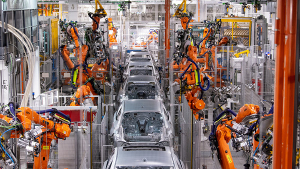 Roboter von ABB arbeiten an der Karosserie von verschiedenen BMW-Modellen im BMW-Stammwerk (Archivbild).