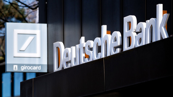 Bargeld bald nur noch am Automaten: eine Filiale der Deutschen Bank in Oldenburg