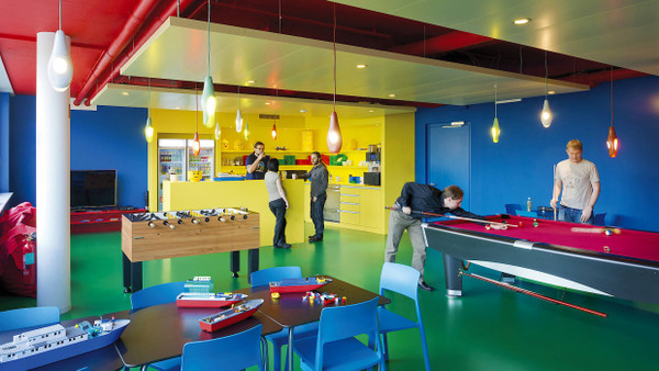 Schön bunt und schön attraktiv: „Lego Lounge“ im Büro von Google in Zürich in der Schweiz.