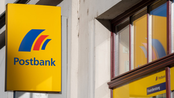 Die Kunden der Postbank werden derzeit auf eine gemeinsame IT-Plattform mit denen der Deutschen Bank migriert. Das führt zu Problemen.