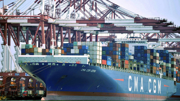 Ein Containerschiff im Hafen der chinesischen Provinz Shandong