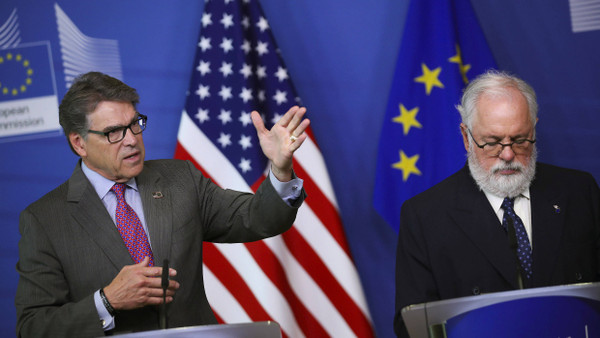 Der amerikanische Energieminister Rick Perry (links) ist heute in Brüssel und diskutiert über Flüssiggas – zusammen mit dem EU-Energieminister Miguel Arias Cañete.