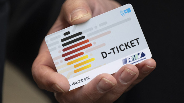 Ein RMV Deutschlandticket im Chipkartenformat.