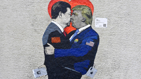 Streit um Mobiltelefone: „Smart Love“ heißt das Bild des italienischen Künstlers TvBoy, das die Präsidenten Donald Trump und Xi Jinping zeigt mit Handys  von Huawei und Apple in den Händen.