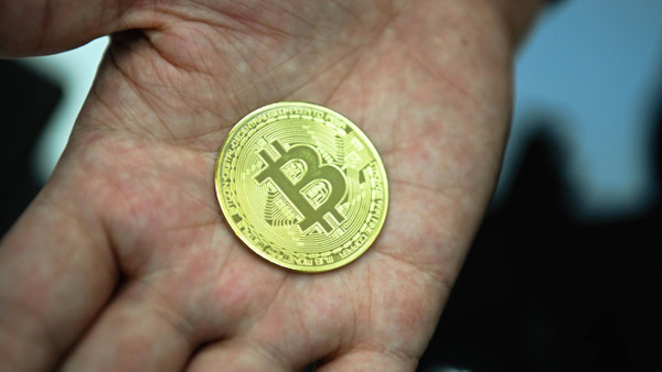 Nachgemachte Bitcoin-Münze: Beim lukrativen Berechnen der Kryptowährung Bitcoin haben die USA erstmals China als weltweiten Marktführer abgelöst