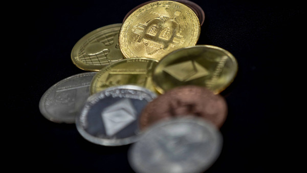 „Bitcoin-Münzen“ auf einem großen türkischen Bazar