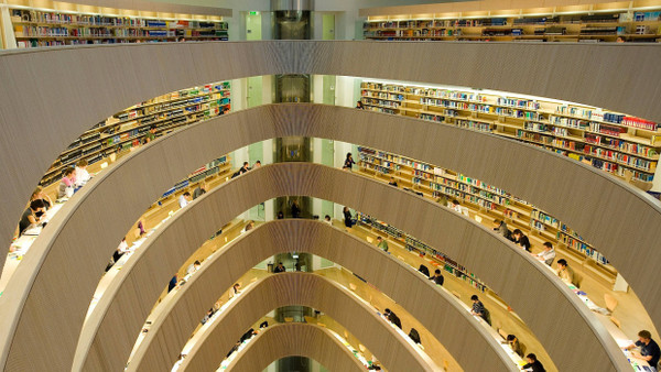 Nicht nur architektonisch anspruchsvoll: Das rechtswissenschaftliche Institut der Uni Zürich mit seiner originellen Bibliothek genießt einen ausgezeichneten Ruf.