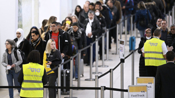 Warteschlange am Flughafen Schwechat in Österreich.