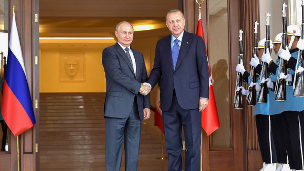 Recep Tayyip Erdogan (r), Staatspräsident der Türkei, empfängt Wladimir Putin, Präsident von Russland, zu bilateralen Gesprächen im Rahmen des Syrien-Gipfels.