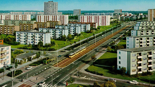 Von 1950 bis 1982 baute die Wohnungsbaugesellschaft „Neue Heimat“ zahlreiche Wohnhäuser und Siedlungen in deutschen Großstädten, auch in Bremen war die Neue Vahr geplant für 30.000 Einwohner.