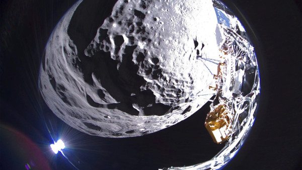 Die Odysseus-Mondlandefähre von Intuitive Machines schickte bereits vor der Landung ein Bild des Kraters Schomberger auf dem Mond an die Erde.