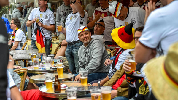 Deutsche Fußballfans in einem französischen Café.