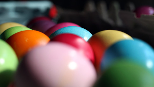 Nicht wegzudenken: Bunt gefärbte Eier an Ostern