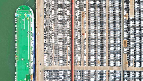 Chinesischer Hafen Yantai: Autos, so weit das Auge reicht.